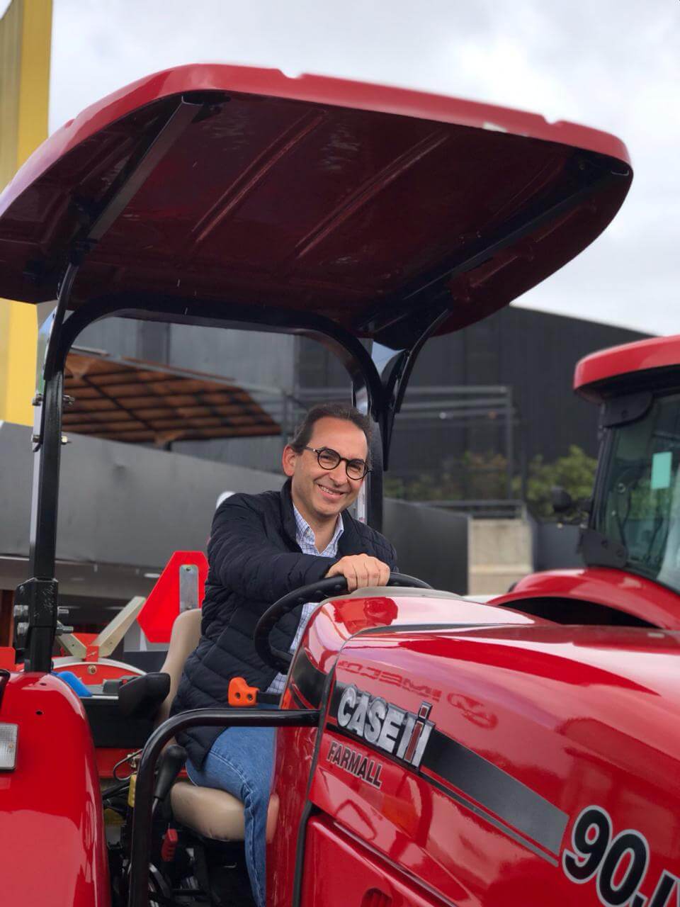 Foto: Ministro de Agricultura Andrés Valencia sobre tractor CASE IH