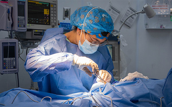 Colombianos hacen cirug&iacute;a de columna a trav&eacute;s de la boca para extraer tumor