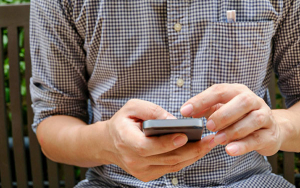 50% de colombianos sospecha que son espiados a trav&eacute;s de sus celulares