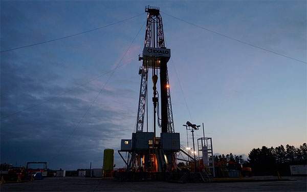 Pese a la reacci&oacute;n, pesadilla de China hunde el petr&oacute;leo e impulsa al oro