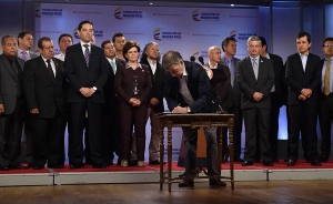 Gobierno ajusta salario de servidores p&uacute;blicos en 7.77 %