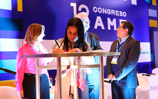 Gobierno, Asomicrofinanzas y Confecoop sellan acuerdo contra gota a gota