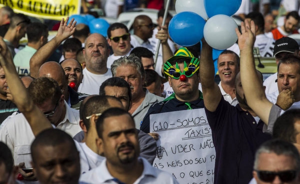 Los taxistas de R&iacute;o echan el freno en una protesta contra Uber