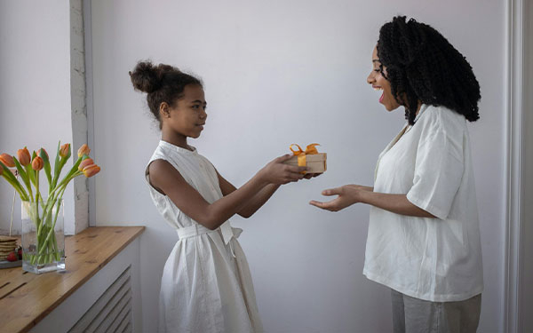 Madres est&aacute;n cansadas con art&iacute;culos de cocina, prefieren viajes y ropa