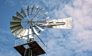 Los costos de generaci&oacute;n de las renovables bajan, los de las otras suben