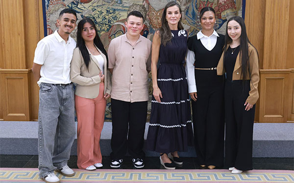 Cinco j&oacute;venes colombianos pobres son recibidos por la Reina de Espa&ntilde;a