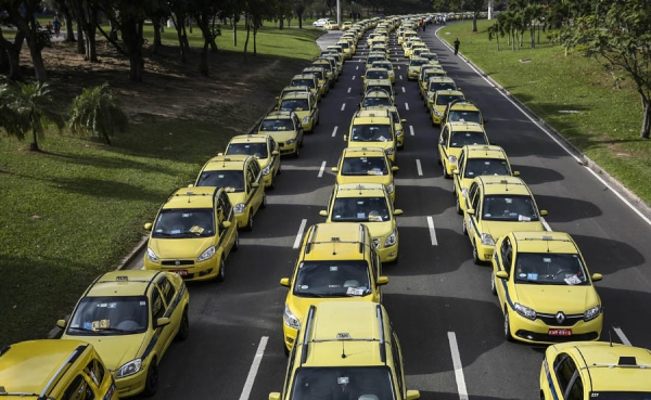 Taxistas piden a Gobierno de C.Rica actuar contra Uber tras declararlo ilegal