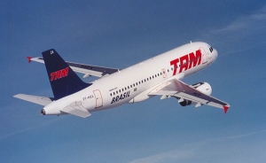 LATAM baja costos por combustible, pero la castiga la devaluaci&oacute;n