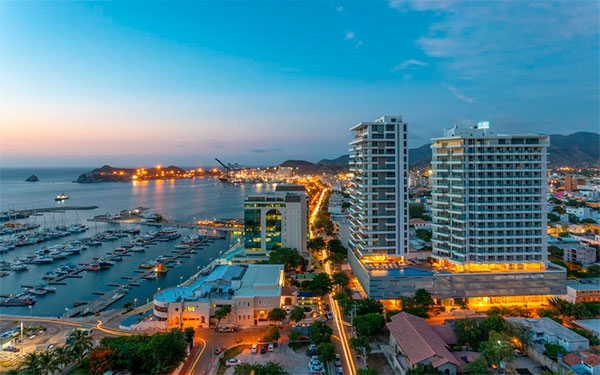 AC Hotel by Marriott Santa Marta carta con toque samario y espa&ntilde;ol