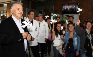 Paz, es invertir m&aacute;s recursos en educaci&oacute;n y formaci&oacute;n que en la guerra: Lucho Garz&oacute;n