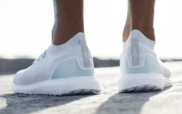 Adidas lanza tenis hechos con pl&aacute;stico marino reciclado