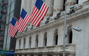 Wall Street vive un "lunes negro" por temores de recesi&oacute;n en EEUU