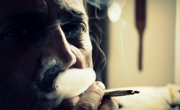 Jamaica estudia prohibir fumar marihuana mientras se conduce autom&oacute;viles