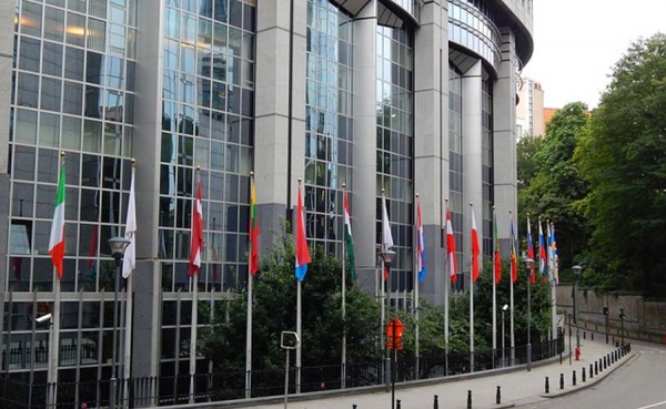 PE aprueba avanzar mil millones de euros a pa&iacute;ses en 2015 para empleo de j&oacute;venes