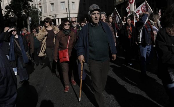 Manifestantes protestan en Atenas contra reforma de pensiones del Gobierno